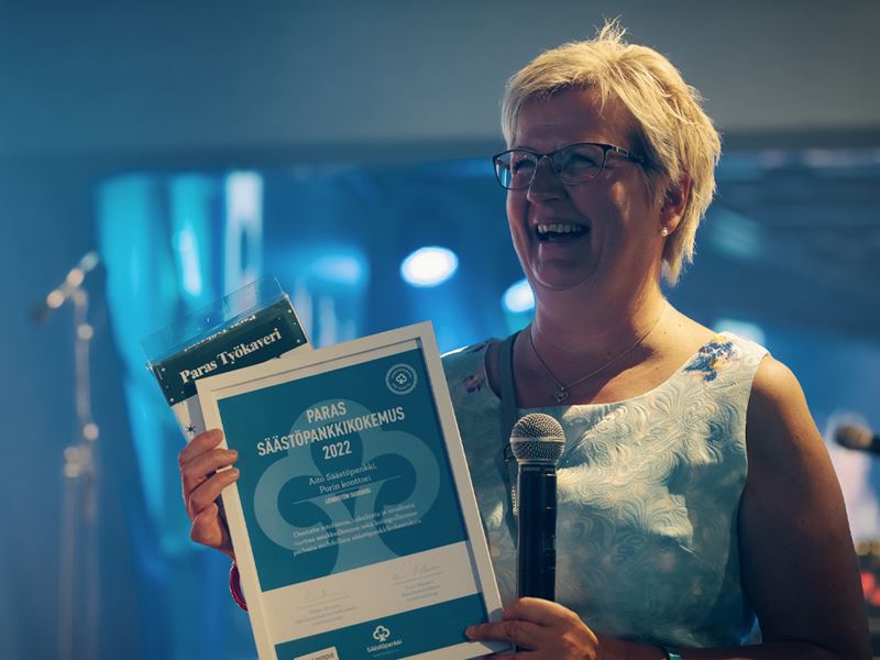 Pirkko Ahonen jakamassa Paras Säästöpankkikokemus 2022 -palkintoa.