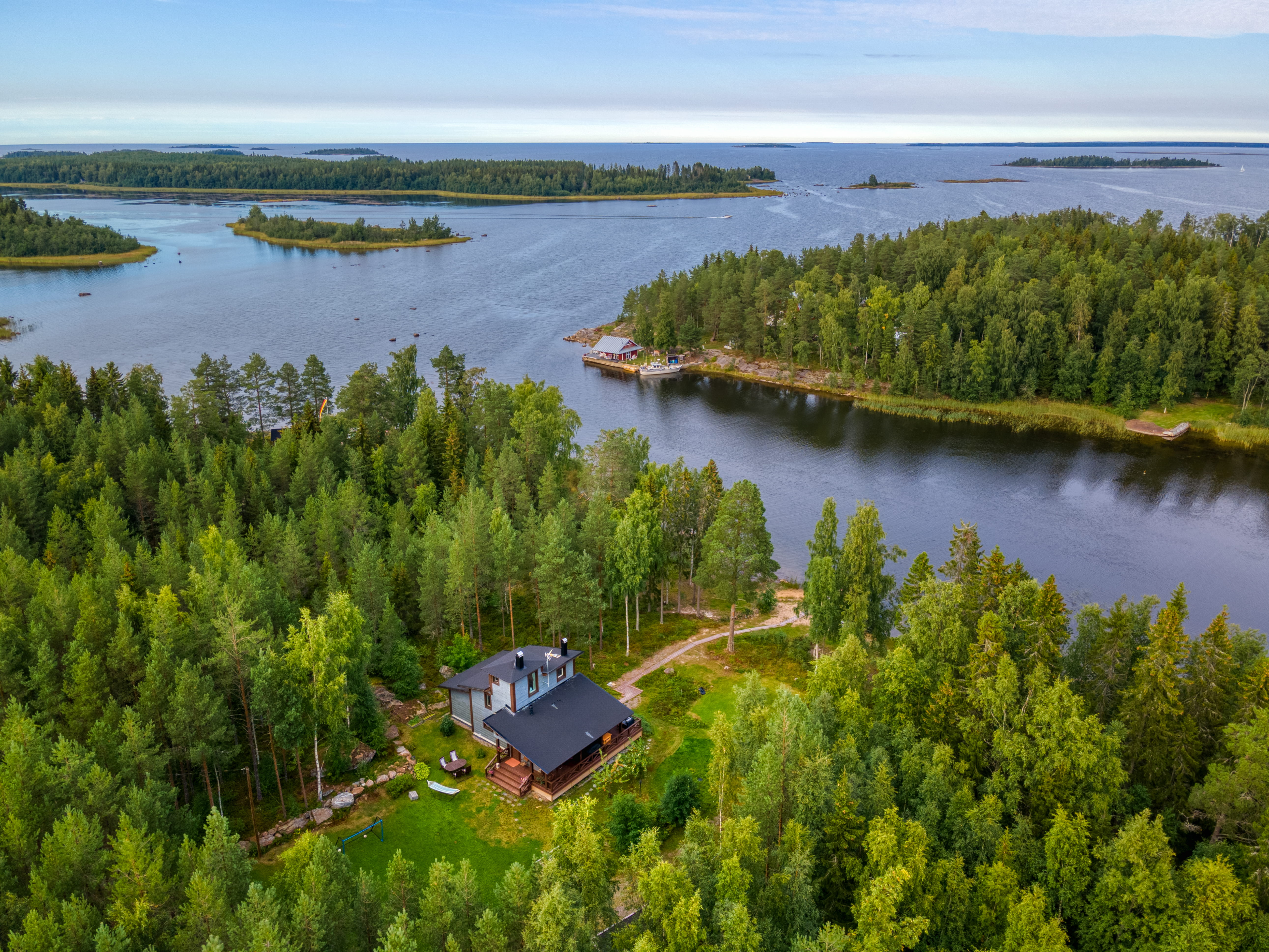 Mökki järven rannalla.