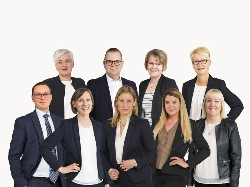 Helmi Säästöpankin asiantuntijoita. Ylärivissä_ Eija Hartikainen, Joonas Peltoniemi, Terhi Ahokas ja Tiina Heljomaa. Alarivissä: Pasi Sirola, Johanna Haavisto, Kati Hakkarainen, Sanni Peltola ja Ritva Rosenqvist.