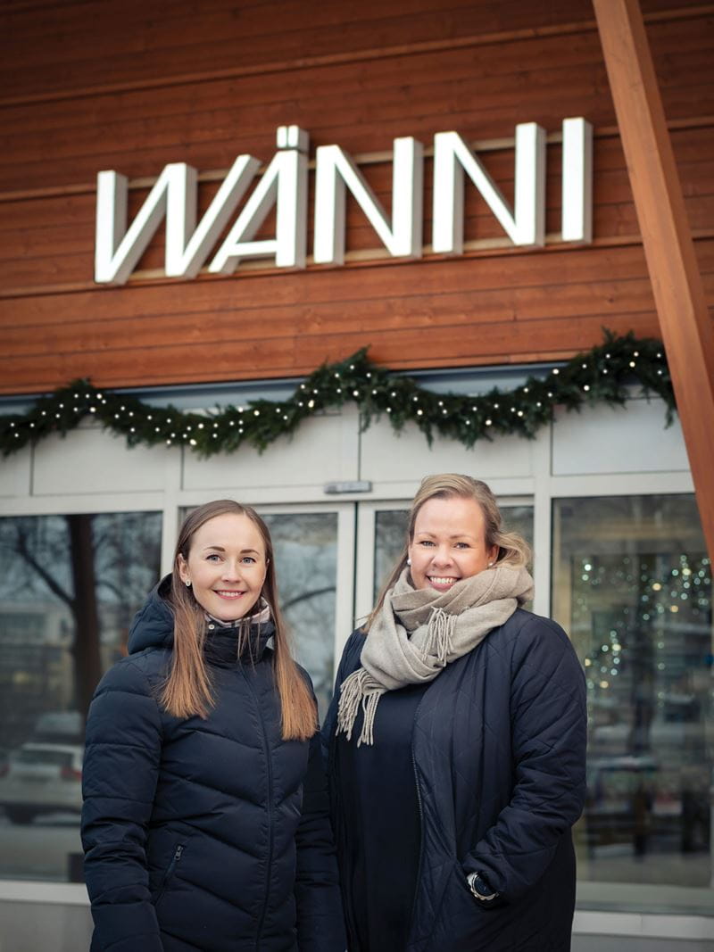 Säästöpankki Kalanti-Pyhärannan liiketoimintajohtaja Nelli Elo ja asiakkuuspäällikkö Maarit Kumlander odottavat, että Rauman konttorin avajaisia päästään juhlimaan ensi vuonna vielä ennen kuin kevät saapuu kaupunkiin.