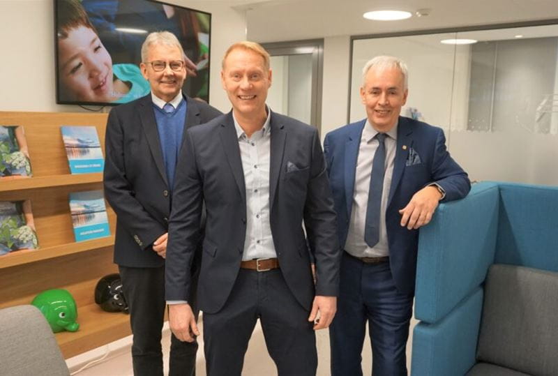På bilden från vänster styrelseordförande Björn West, nya VD Fredrik Björk och nuvarande VD Peter Finne.