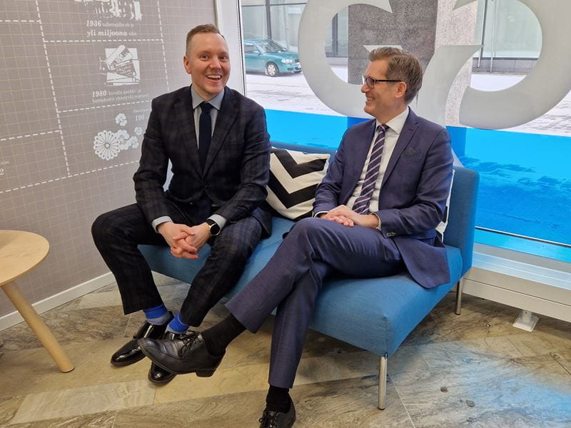 Mico Pihlajinen ja Lammin Säästöpankin toimitusjohtaja Lauri Kalpala.