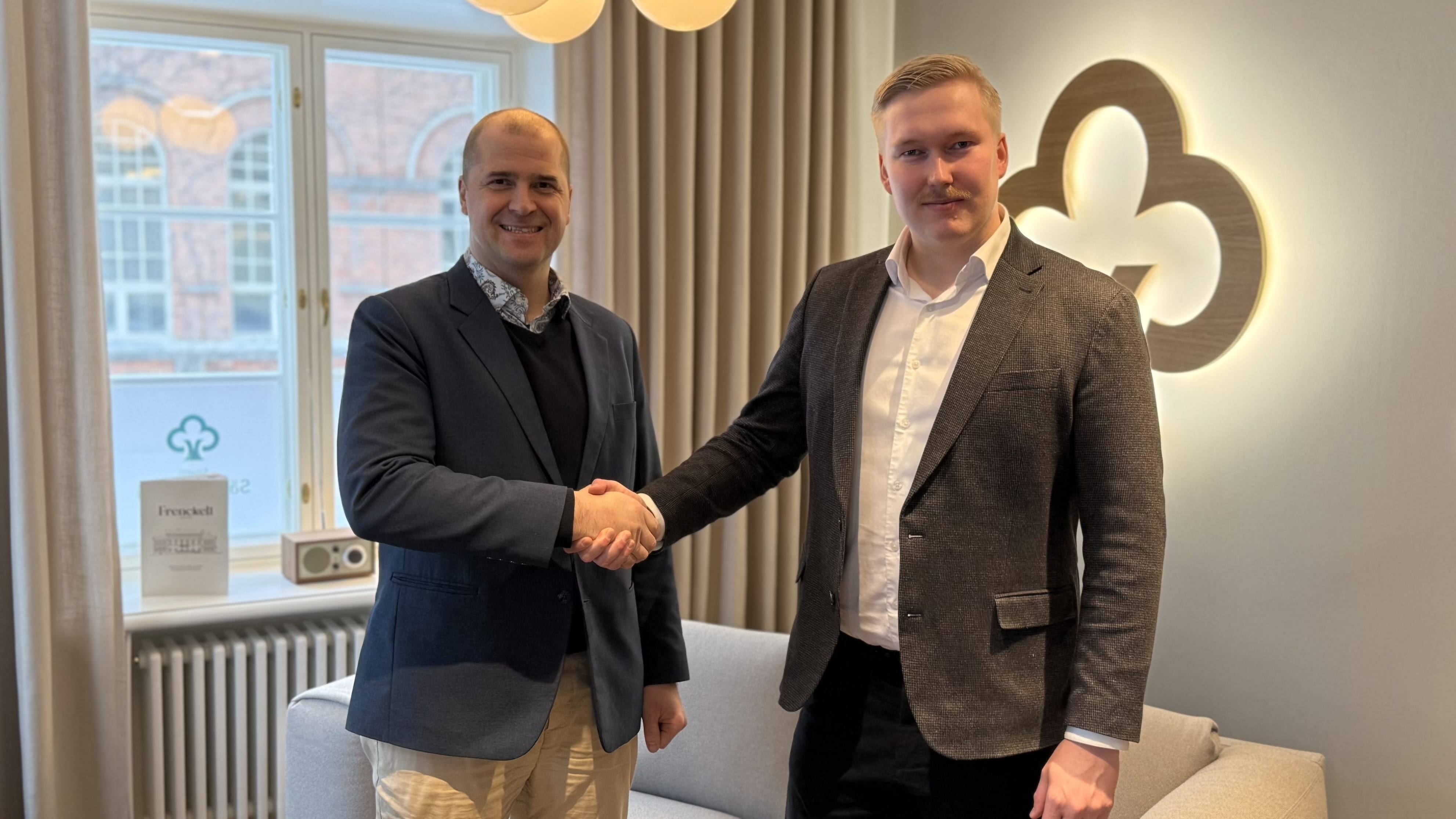 Mika Miesmaki ja Johannes Koivunen kättelevät.