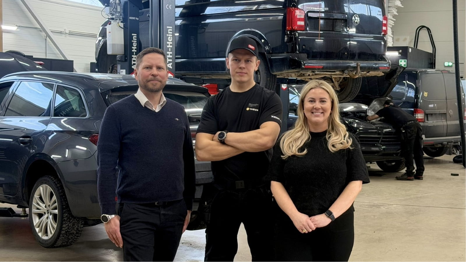 Vagen Oy:n edustajia ja Säästöpankki Sinetin asiantuntija korjaamoympäristössä.