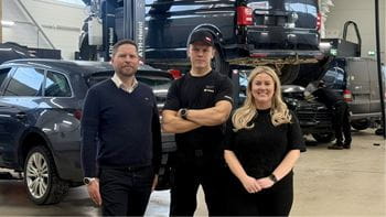 Vagen Oy:n edustajia ja Säästöpankki Sinetin asiantuntija korjaamoympäristössä.