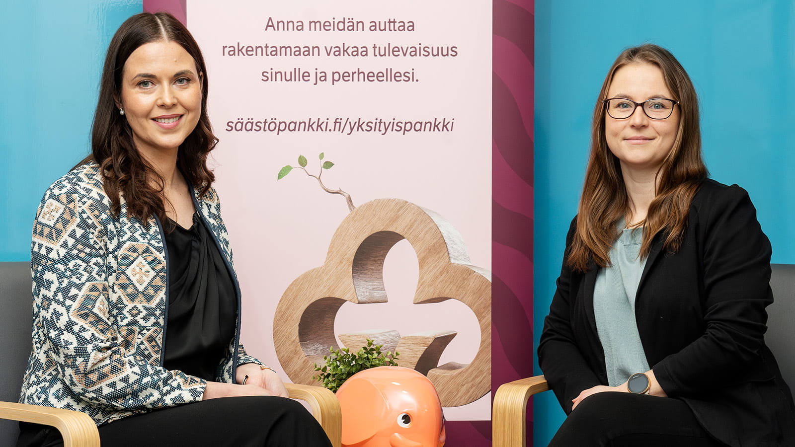 Kuvituskuva, kaksi naista istuu nojatuoleissa.