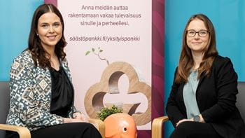 Kuvituskuva, kaksi naista istuu nojatuoleissa.