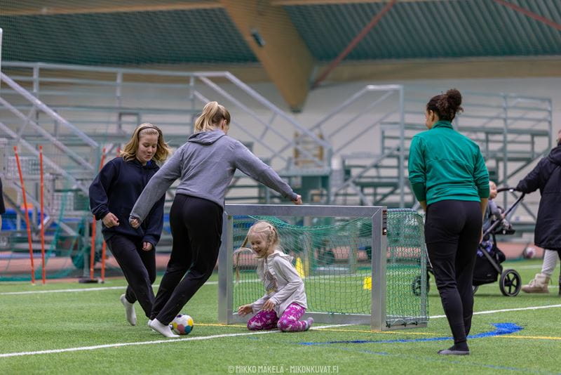 Kuvateksti: Yhteistyö tarjoaa matalan kynnyksen mahdollisuuksia osallistua yhteiseen tekemiseen. Kuvaaja: Mikko Mäkelä