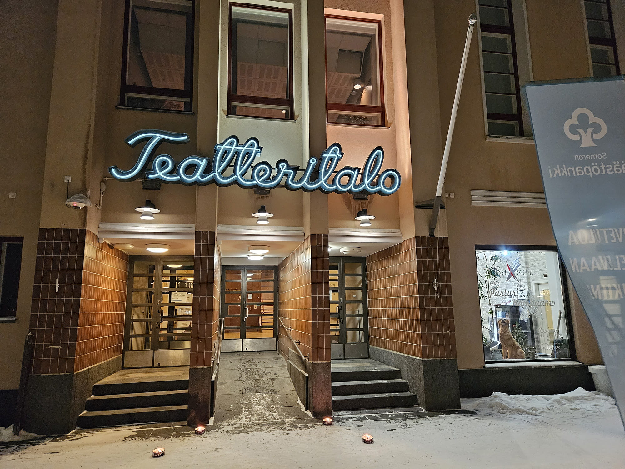 Juhlatilana toimi konttorin naapurissa oleva Forssan Teatteri.