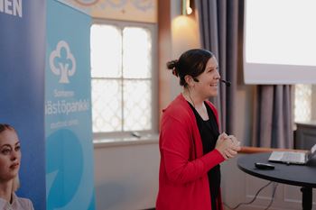 Säästöpankkiryhmän pääekonomisti Henna Mikkonen puhumassa Someron Säästöpankin Talousseminaarissa.