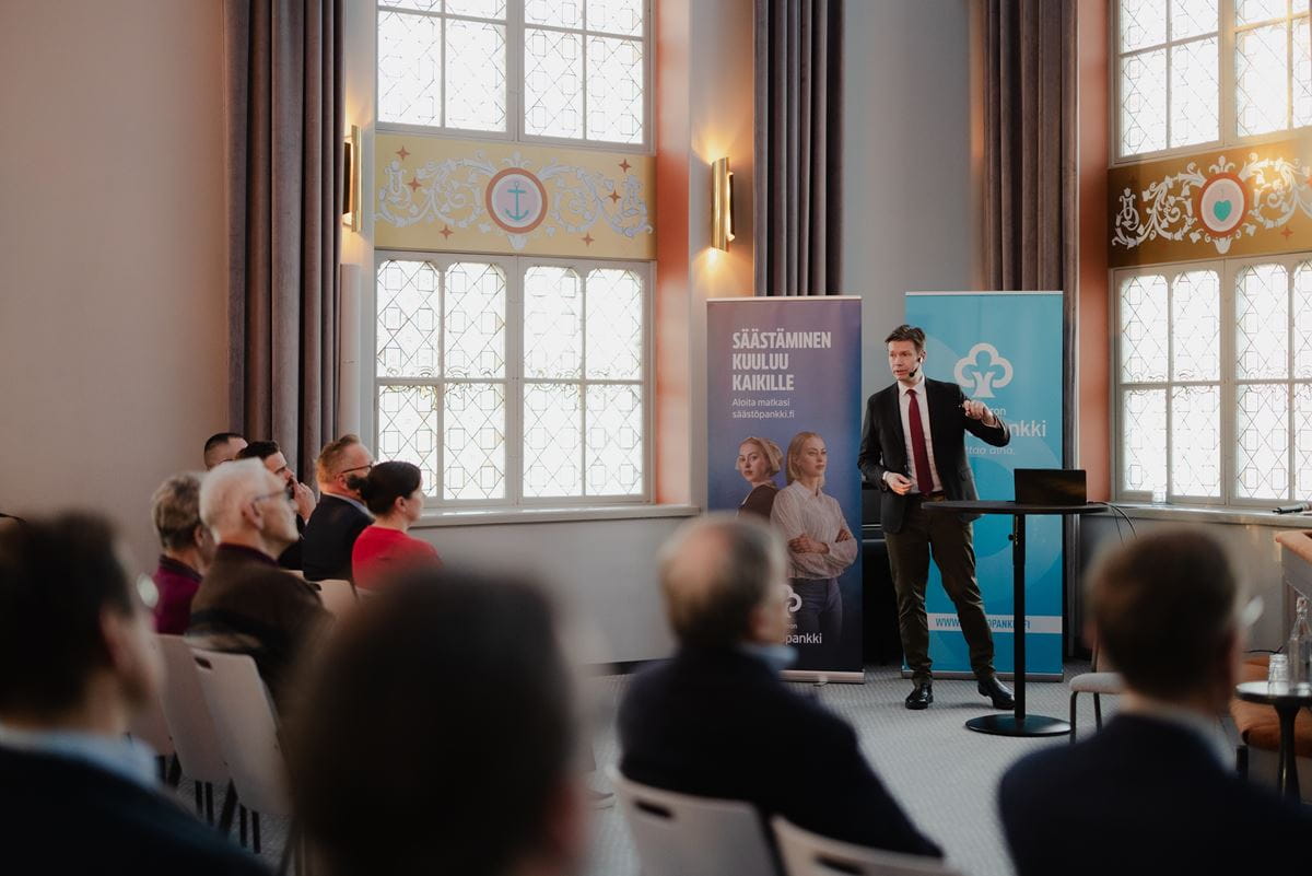 Nordic West Officen toimitusjohtaja Charly Salonius-Pasternak puhumassa Someron Säästöpankin Talousseminaarissa.