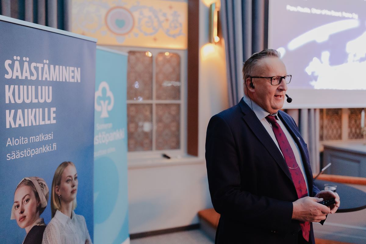 Patria Oyj:n hallituksen puheenjohtaja Panu Routila puhumassa Someron Säästöpankin Talousseminaarissa.