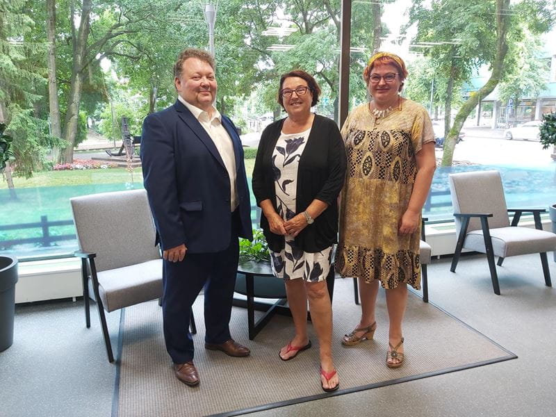 Sp-Isännöintipalvelut Oy:n toimitusjohtaja Jyrki Makkonen ja Tili ja Isännöinti Vaahtera Oy:n toimitusjohtaja Marja-Liisa Vaahtera sekä kiinteistösihteeri Minna Tallus.