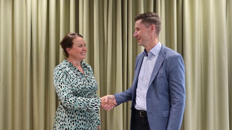 Kai Koskela ja Fennian työntekijä kättelemässä.