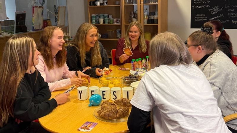 Millu fick delta i en ”simulering” av ett riktigt skolbesök och diskutera mental hälsa med ungdomar. 