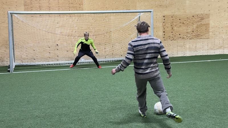 Kuvassa Miku laukoo Special Olympics -kultamitalisti ja maalivahti Sandra Rambergille vedon.