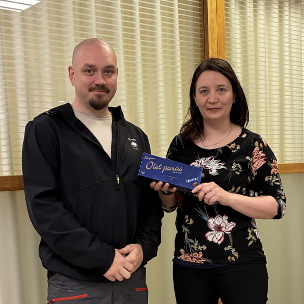 Vinnaren i Sparbankens rekommendationsutlottningen, Arto Kuure, tillsammans med kundrelationschef Karoliina Konola.