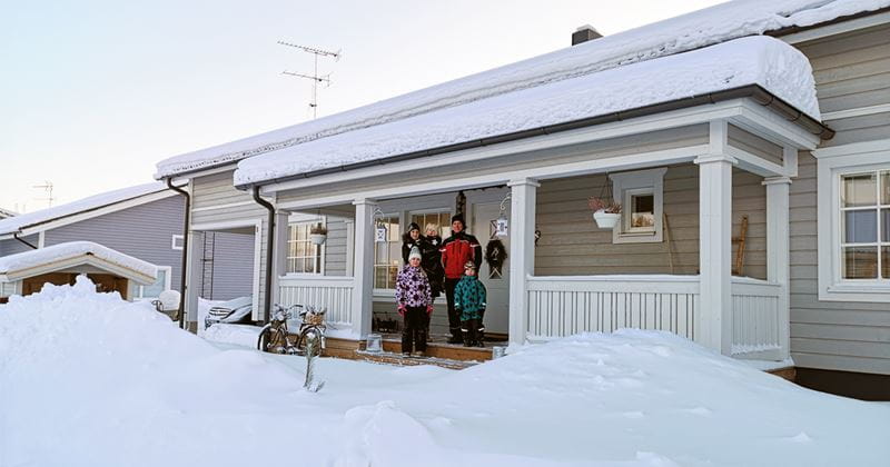 Janne Kärmeniemi med familj byggde ett hus i Villmanstrand med hjälp av släkt och vänner.
