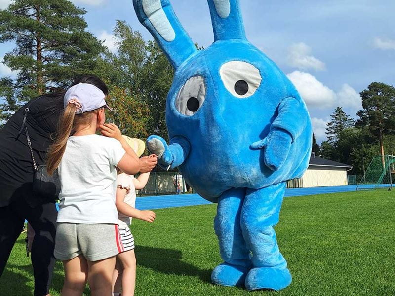 Säästöpankin maskotti Osmo kesätapahtumassa.