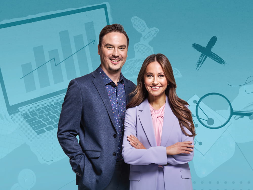 Kuvassa talouden asiantuntija Joni Rintamaa Säästöpankista sekä taustatoimittaja ja juontaja Jaana Pelkonen.