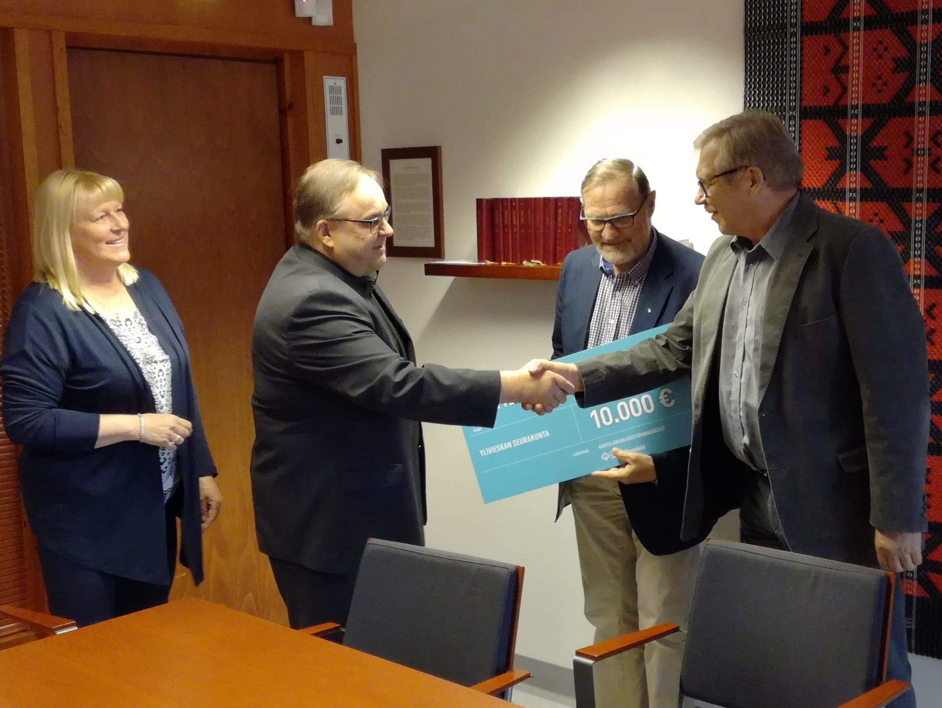 Avain Säästöpankin säästöpankkisäätiö lahjoitti 10 000 euroa Ylivieskan kirkon jälleenrakentamiseen.