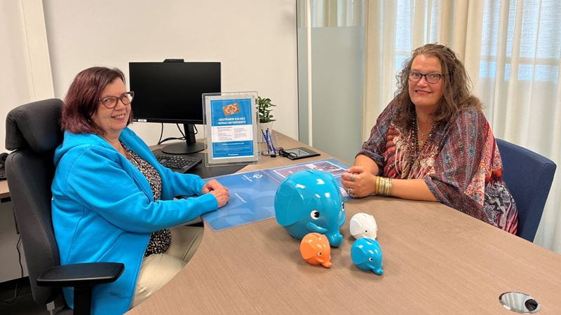 Kuvassa vasemmalla Säästöpankin talouden asiantuntija Irma Isokääntä ja suositteluarvonnan voittaja Sanna Kivioja-Fathi.