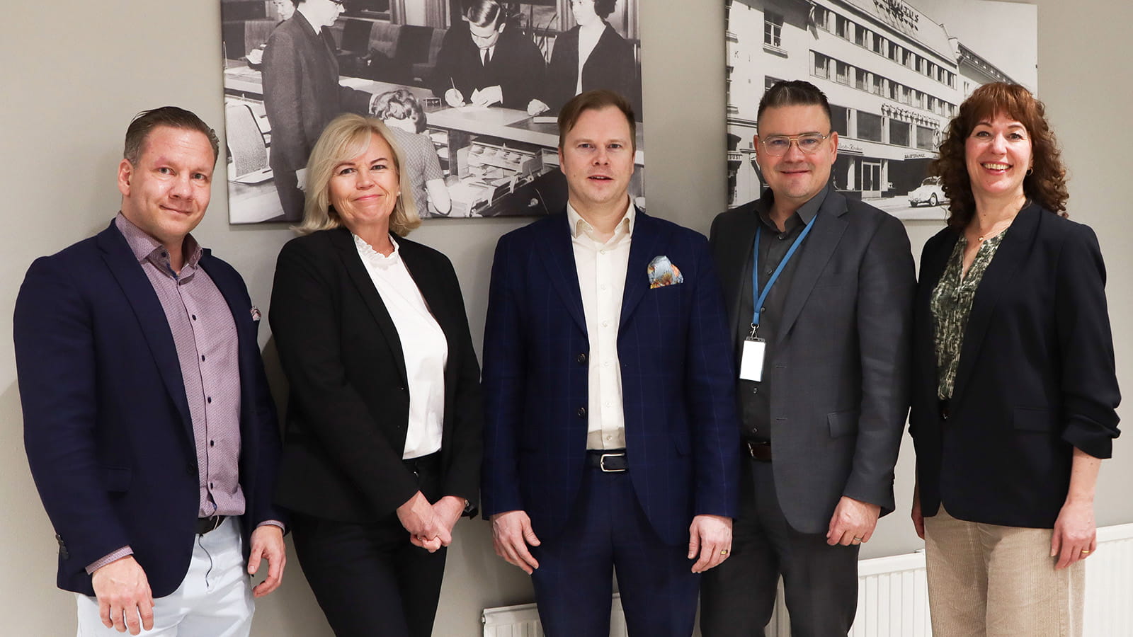 Kuvituskuva, Länsi-Uudenmaan Säästöpankin henkilöstöä.