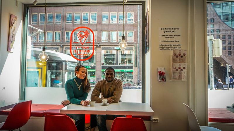 Happy Waffle –yrittäjät Helmi ja Arnoldin tapaat Kaisaniemen toimipisteessä, osoitteessa Vuorikatu 14, 00140 Helsinki