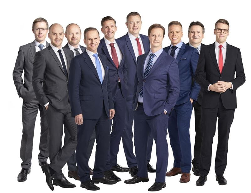 Evgeny Artemenkov, korkosalkunhoitaja; Mark Mattila, korkosalkunhoitaja; Mikko Rautiainen, korkosalkunhoitaja; Ilkka Laru, korkosalkunhoitaja; Anders Pelli, osakesalkunhoitaja; Petteri Vaarnanen, Säästöpankkien Varainhoidon johtaja; Lassi Kallio, salkunhoitaja; Tatu Paasimaa, osakesalkunhoitaja; Olli Tuuri, osakesalkunhoitaja; Johan Hamström, osakesalkunhoitaja.