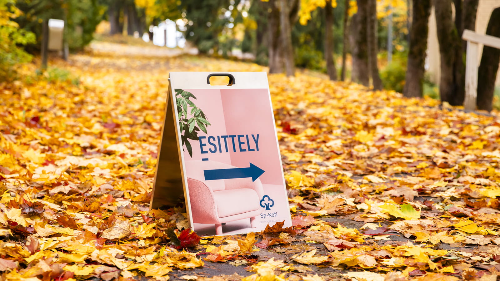 Sp-Kodin esittelykyltti syksyisessä maisemassa.