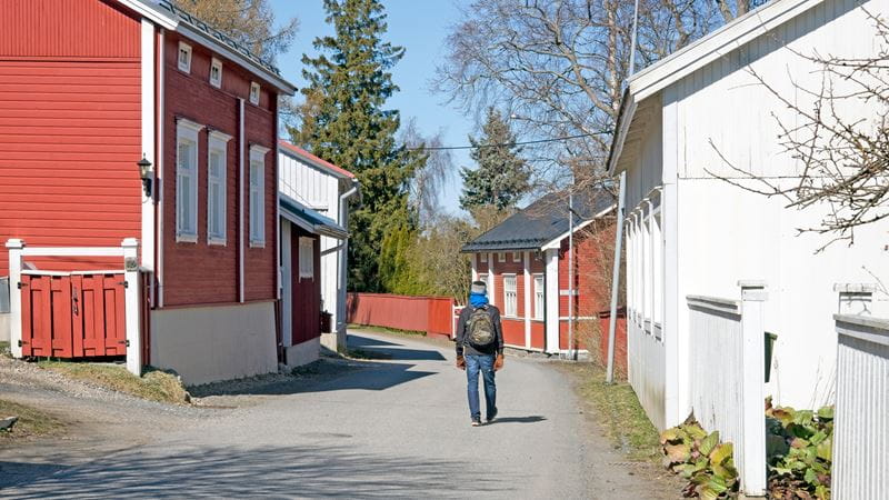 Poika kävelee omakotitaloalueella