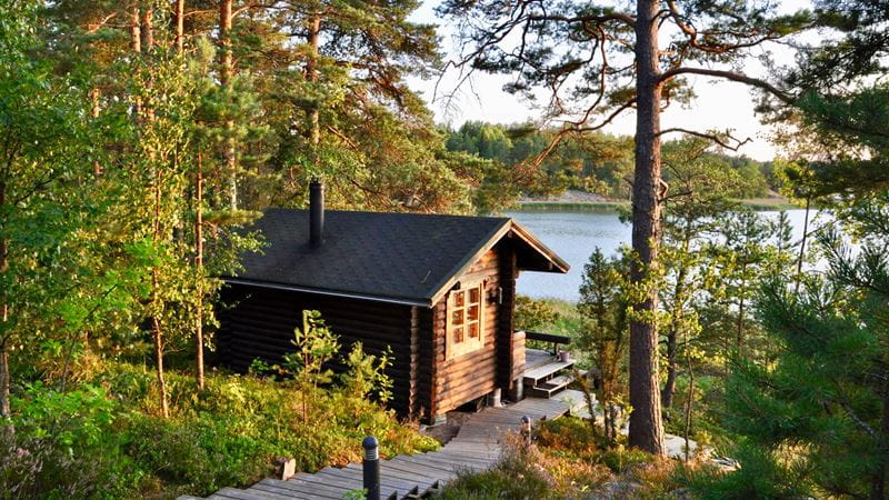 Kesämökki järven rannalla